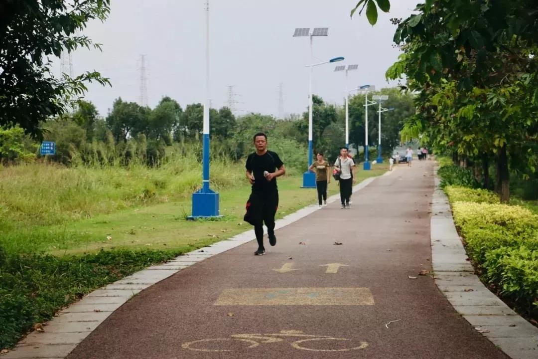 亮閣門窗&孔雀木紋|挑戰(zhàn)極限，五十公里徒步友誼之旅。