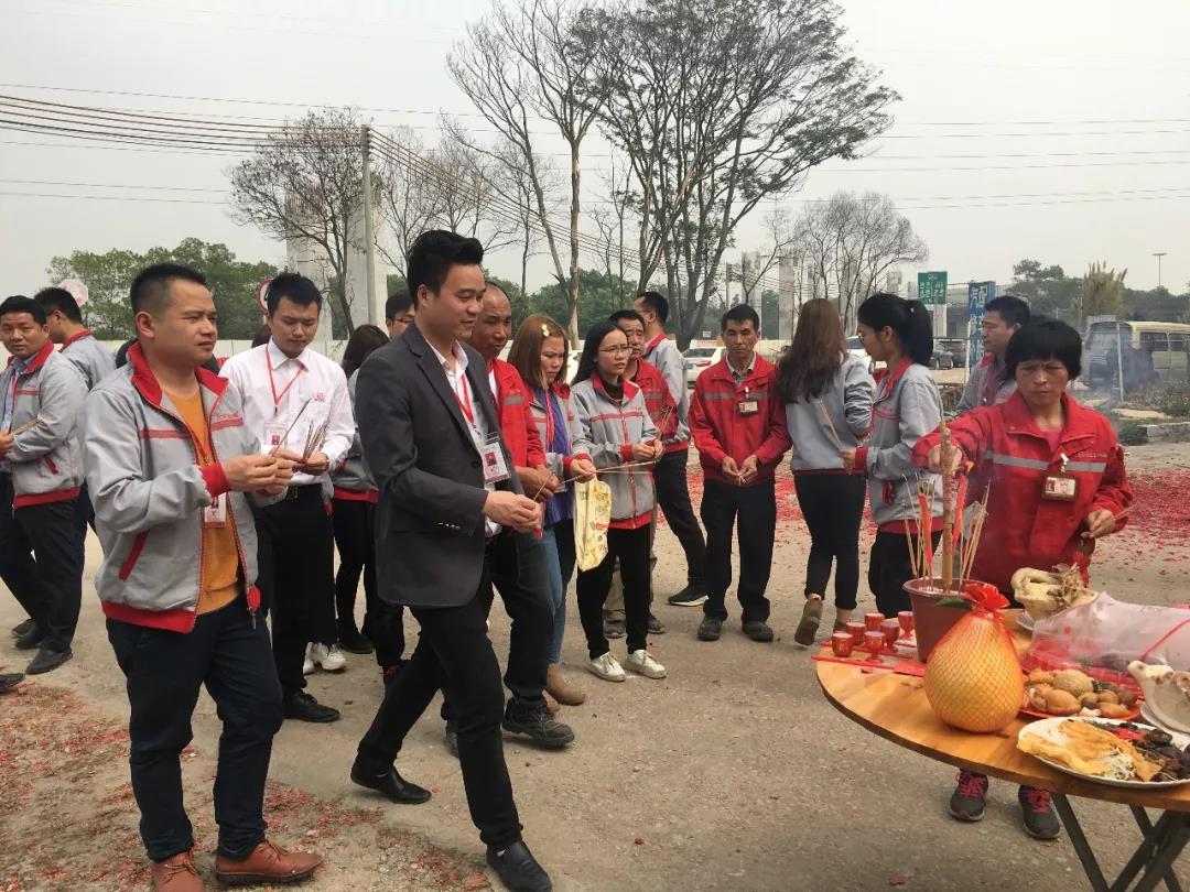 鞭炮聲聲賀新年！亮閣門窗祝大家開工大吉，財(cái)源廣進(jìn)！